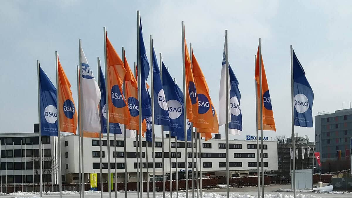 Flaggen bei der DSAG Messe als Zeichen für digitalen Wandel mit SAP S/4HANA