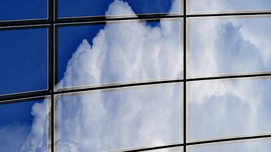 Wolken auf Bildschirmen Sinnbild für Hybrid IT Cloud