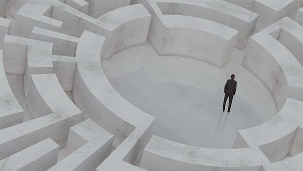Labyrinth mit Business Mann in der Mitte